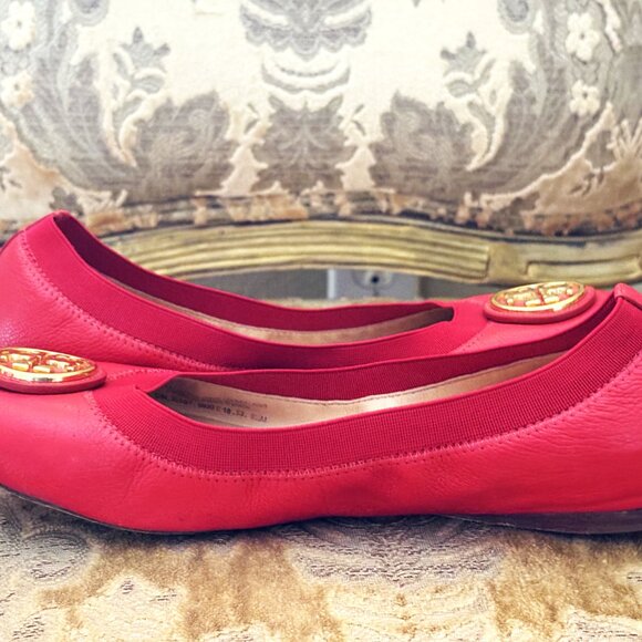 TORY BURCH 'CAROLINE' RED FLAT GOLD TONE MEDALLION BALLET SHOES SIZE: 8.5 - Picture 4 of 5